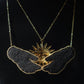 Collier soleil et mains