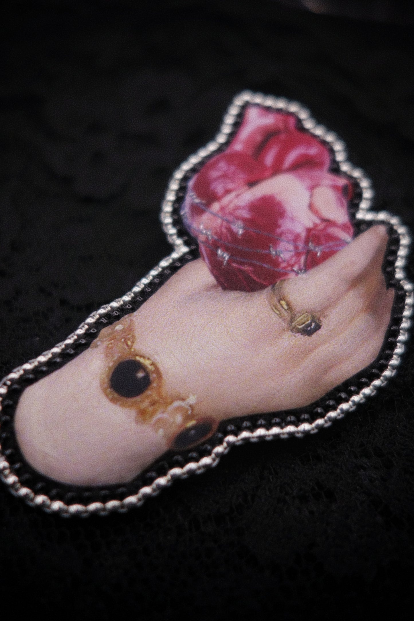 Broche main et cœur barbelé