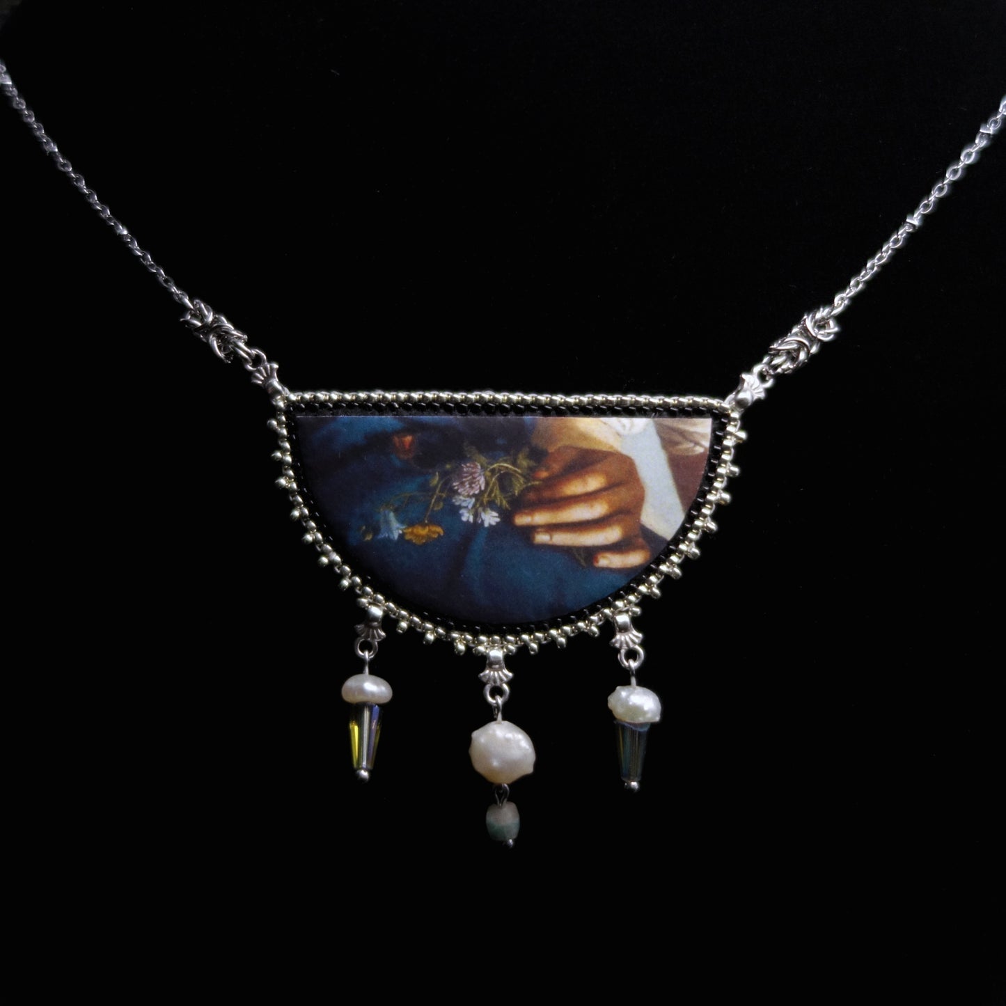 Collier main et fleurs en demi-lune