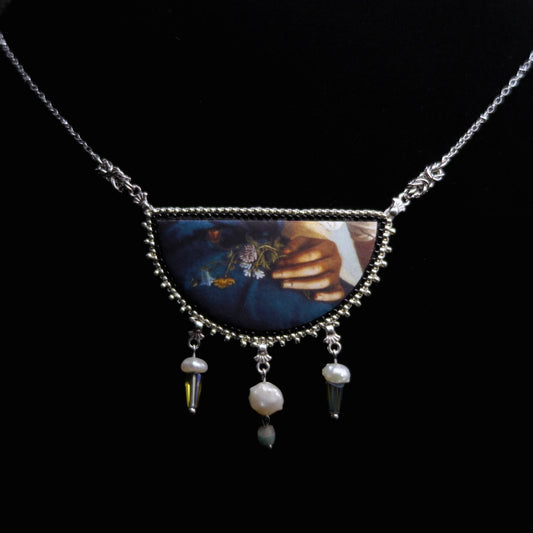 Collier main et fleurs en demi-lune