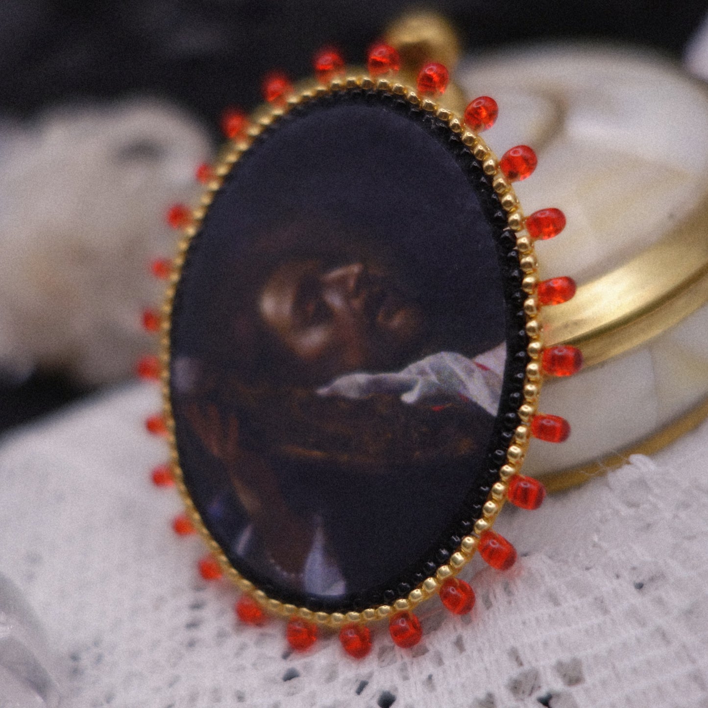 Broche tête coupée -- vide atelier
