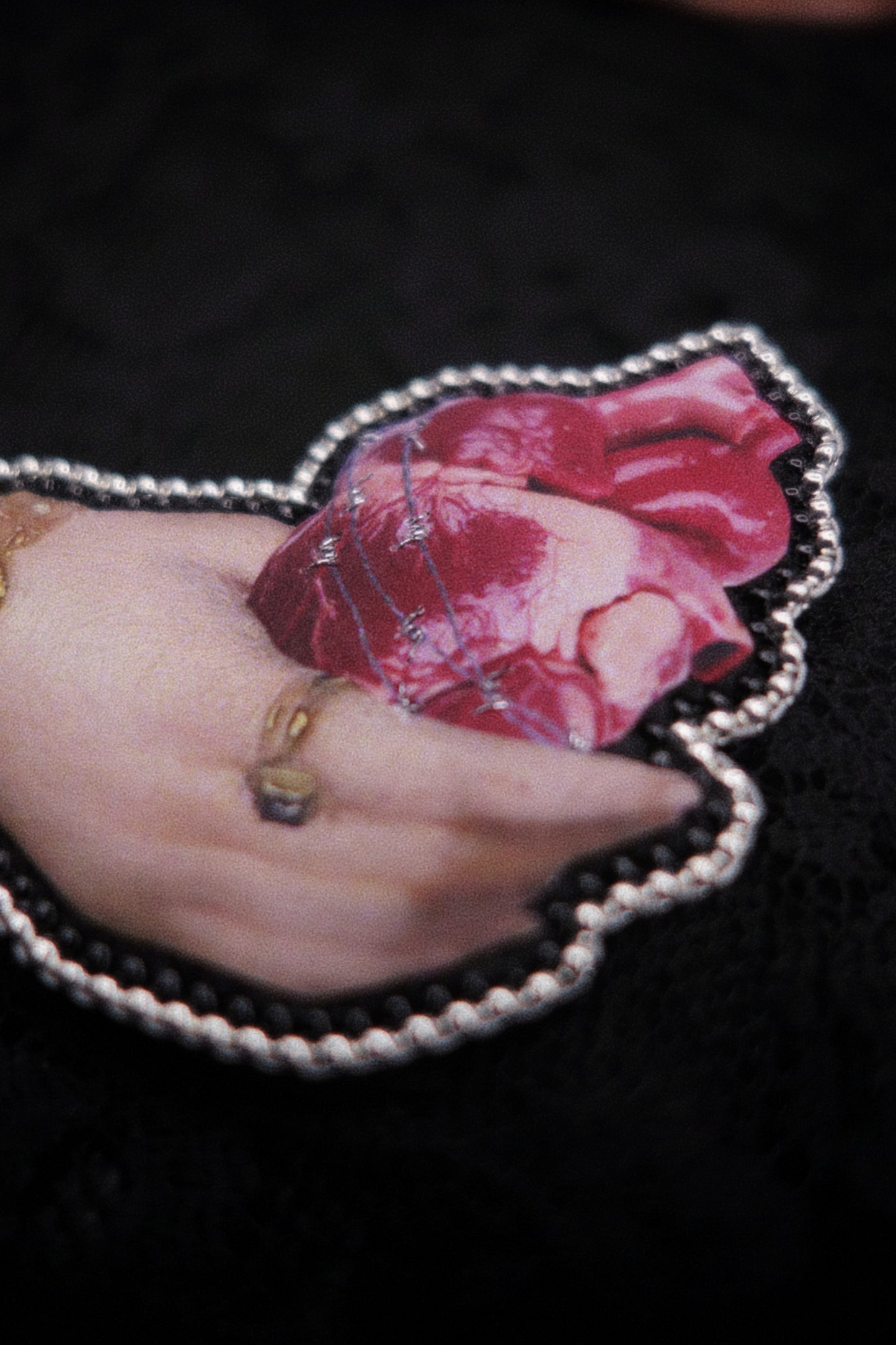 Broche main et cœur barbelé