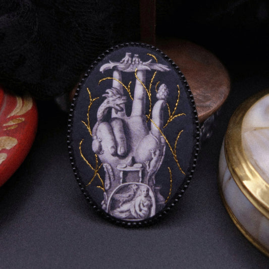 Broche main votive