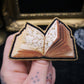 Broche livre