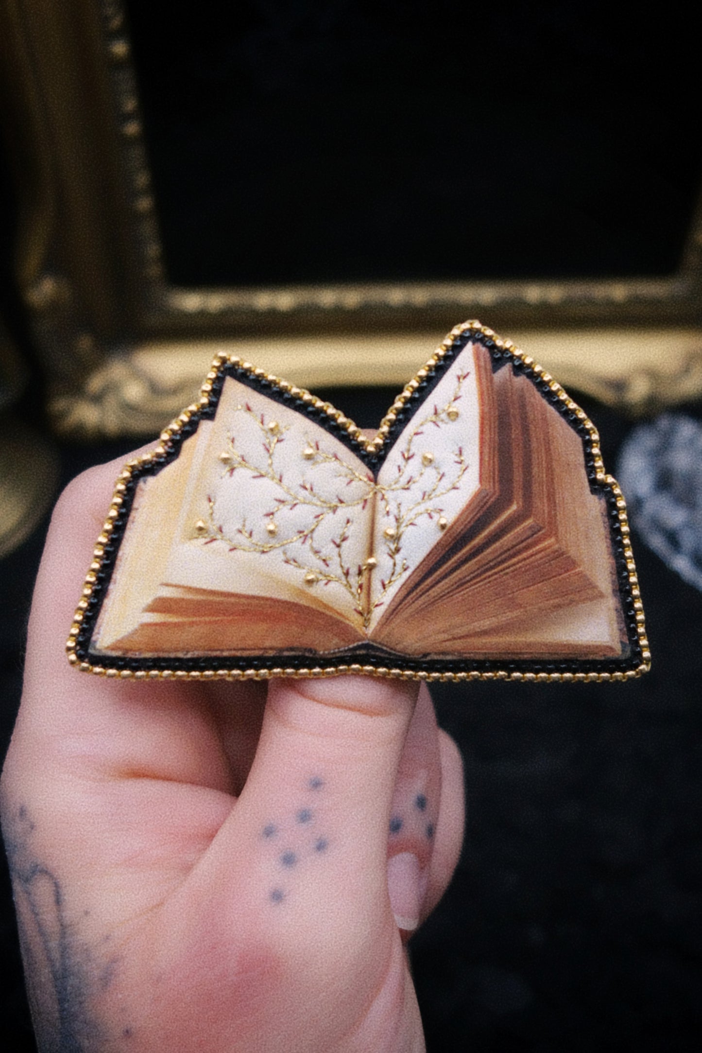 Broche livre