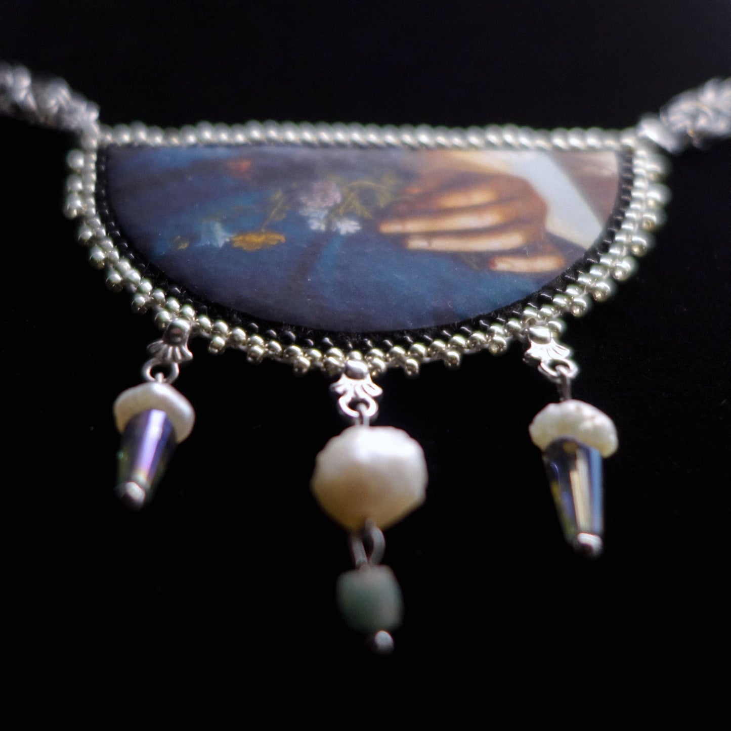 Collier main et fleurs en demi-lune