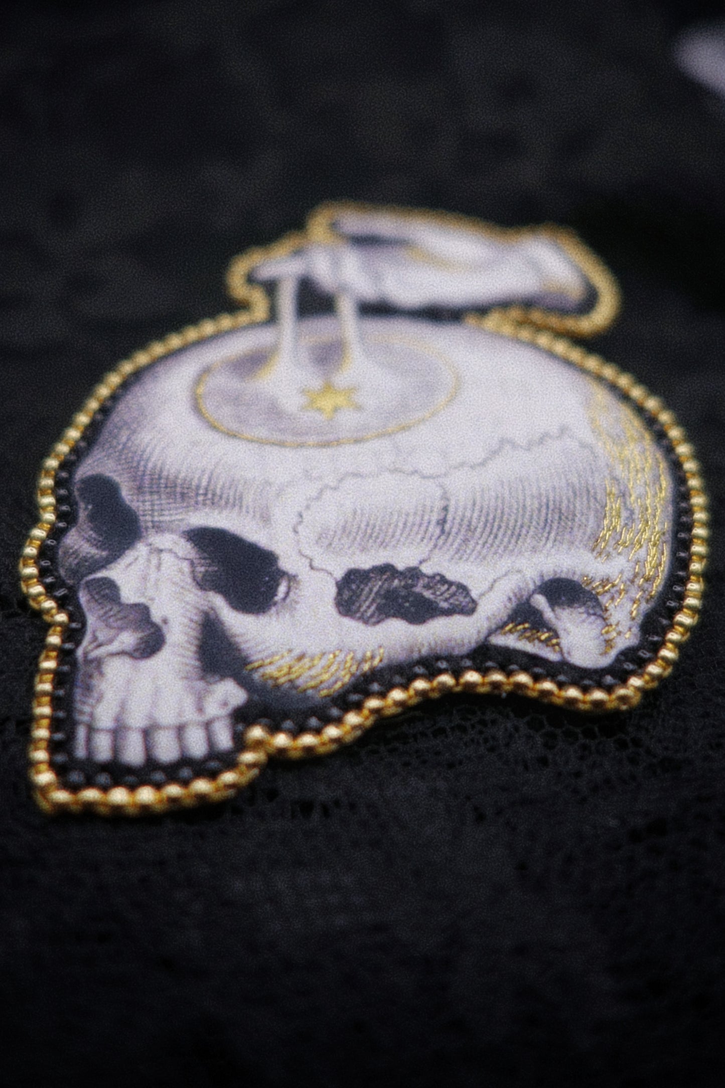 Broche memento mori