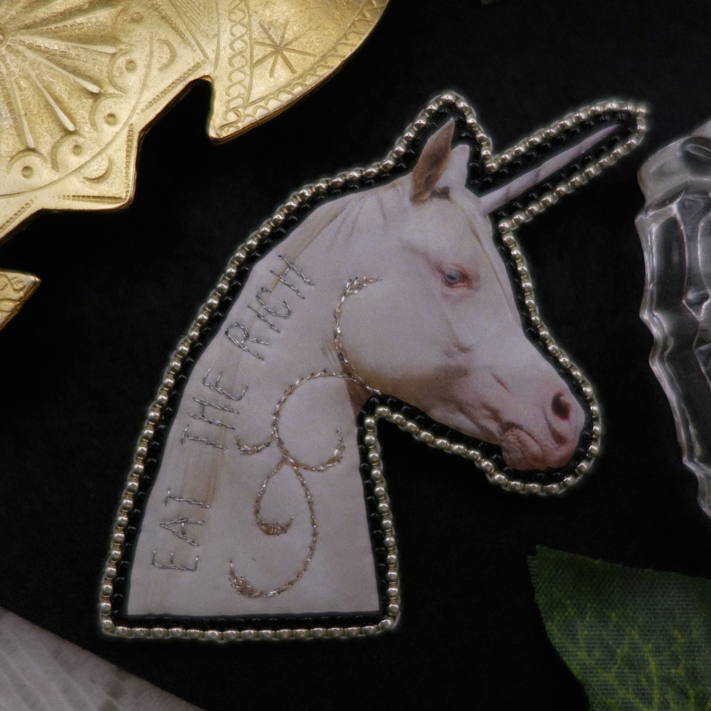 Broche licorne "eat the rich"