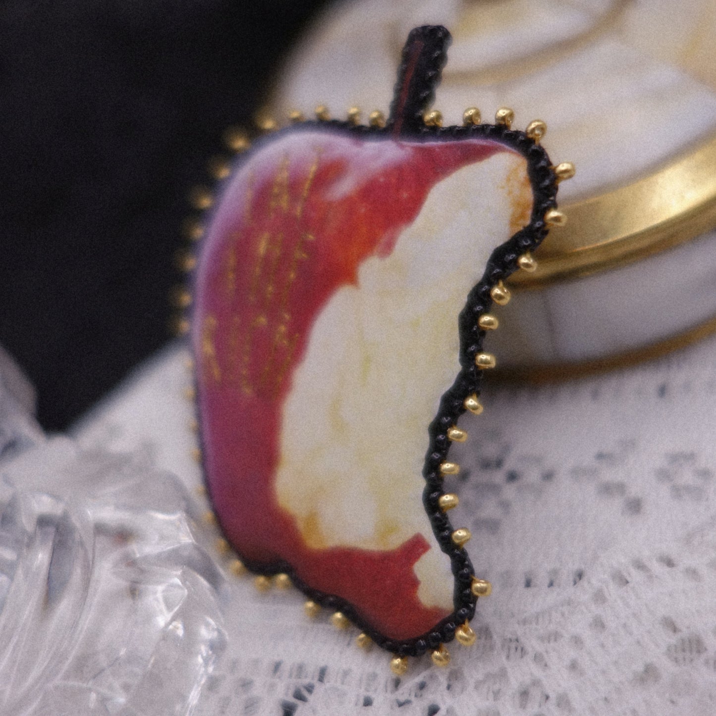 Broche pomme "eat the rich" -- vide atelier