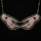 Collier soleil et mains
