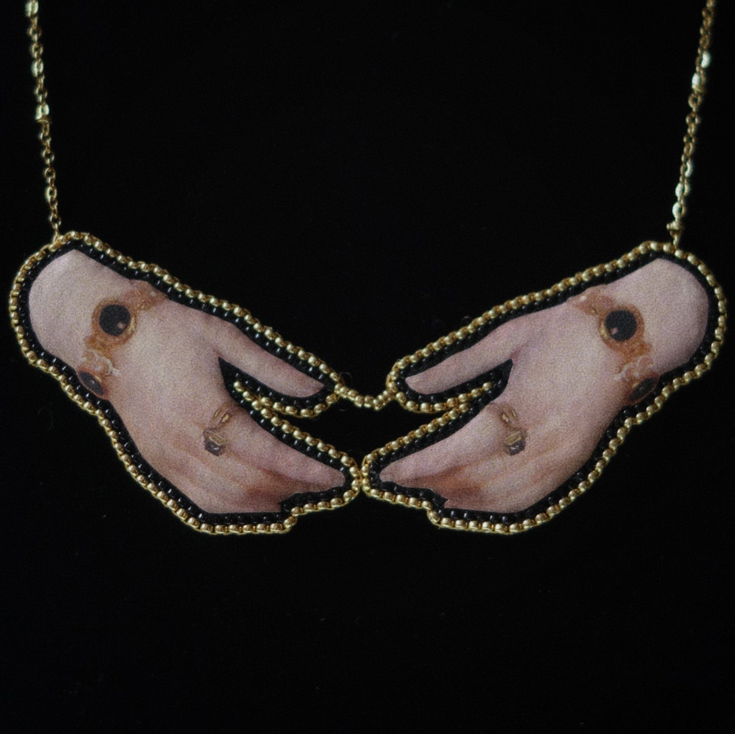 Collier soleil et mains