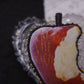 Broche pomme "eat the rich" -- vide atelier
