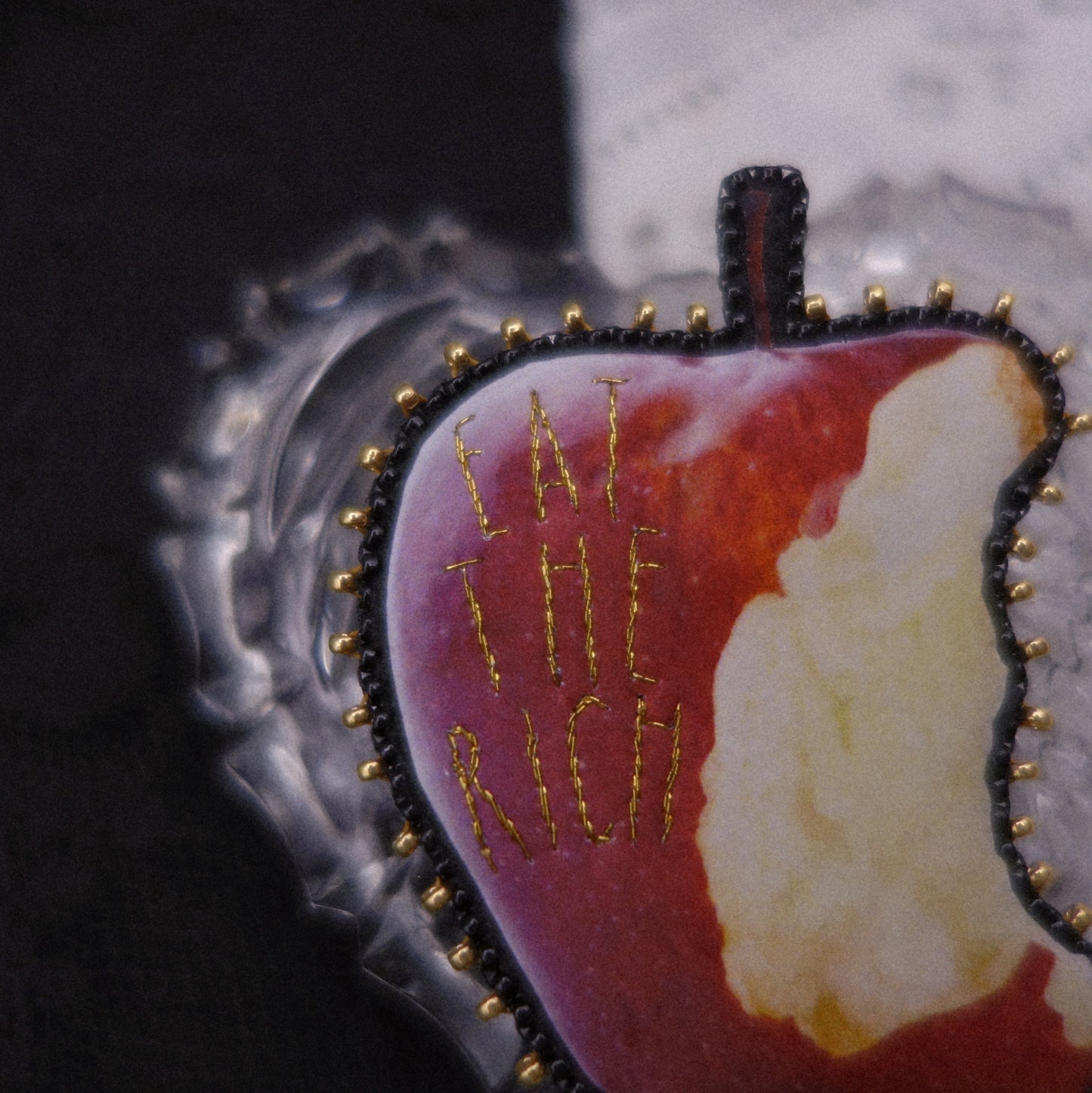 Broche pomme "eat the rich" -- vide atelier
