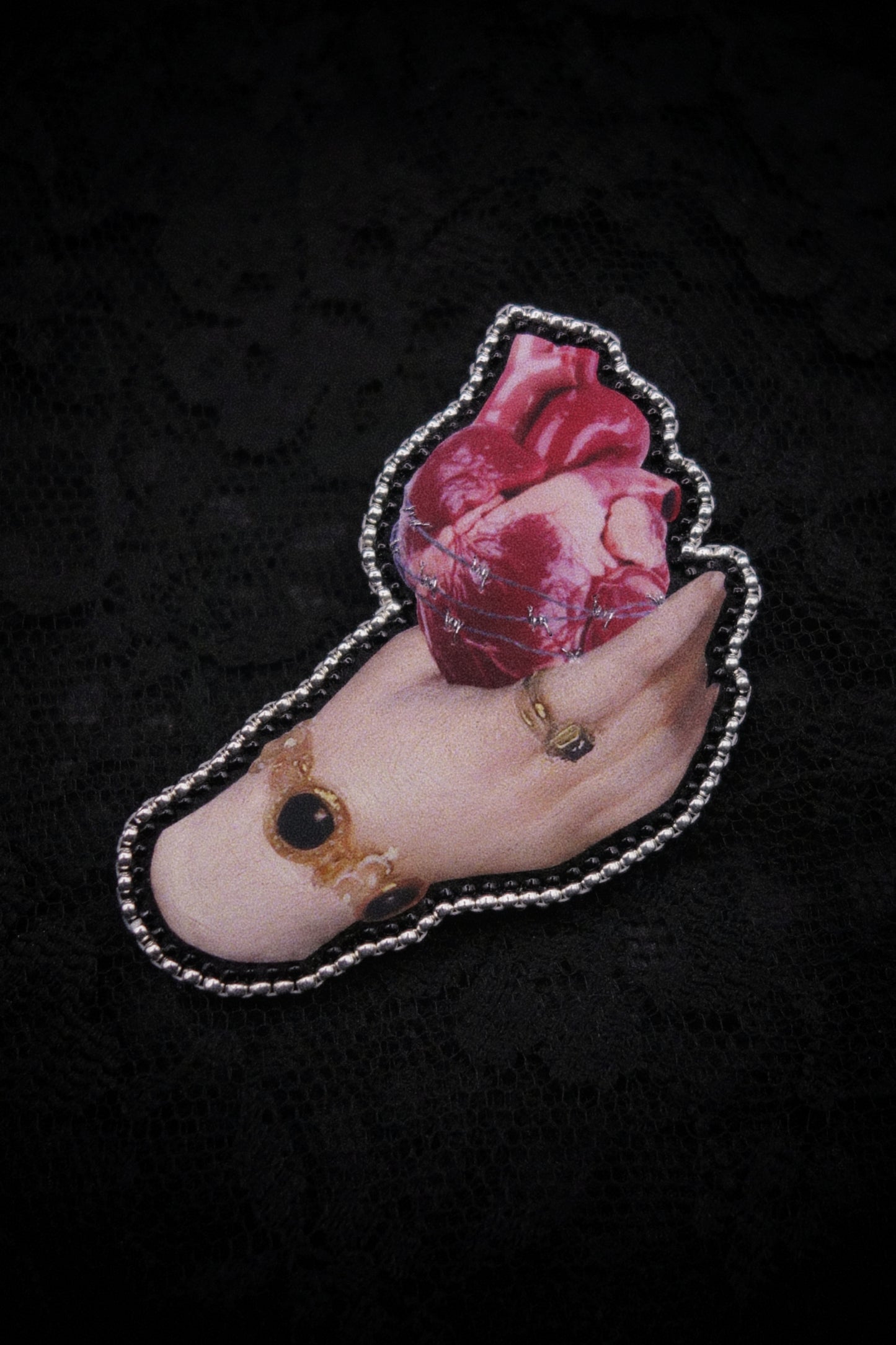 Broche main et cœur barbelé