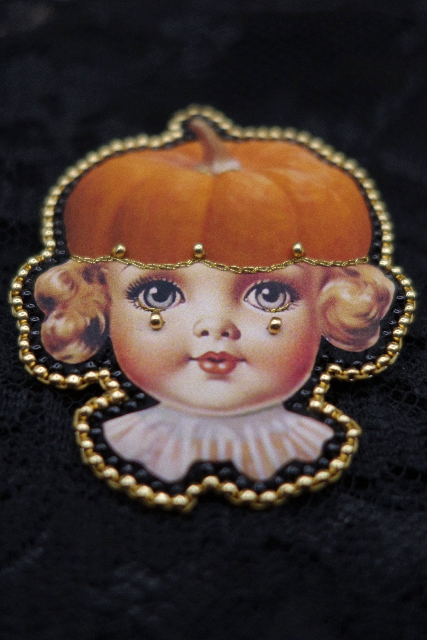 Broche tête de poupée citrouille