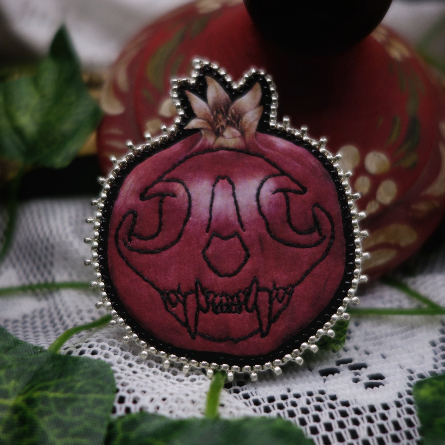 Broche grenade au crâne