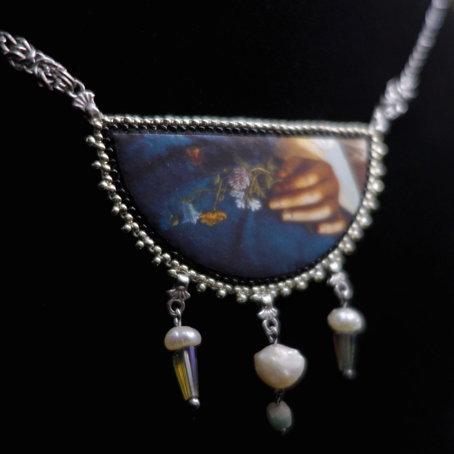 Collier main et fleurs en demi-lune