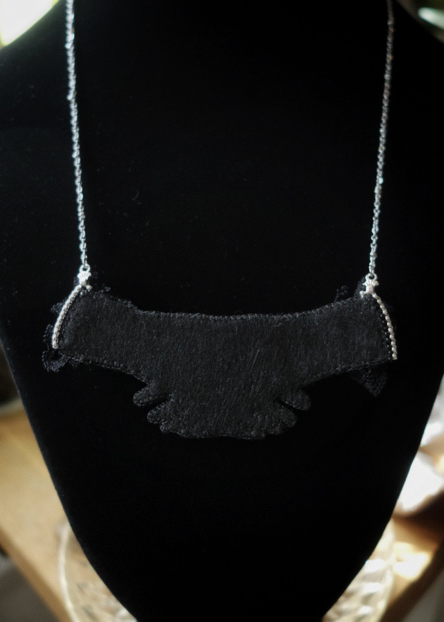 Collier mains