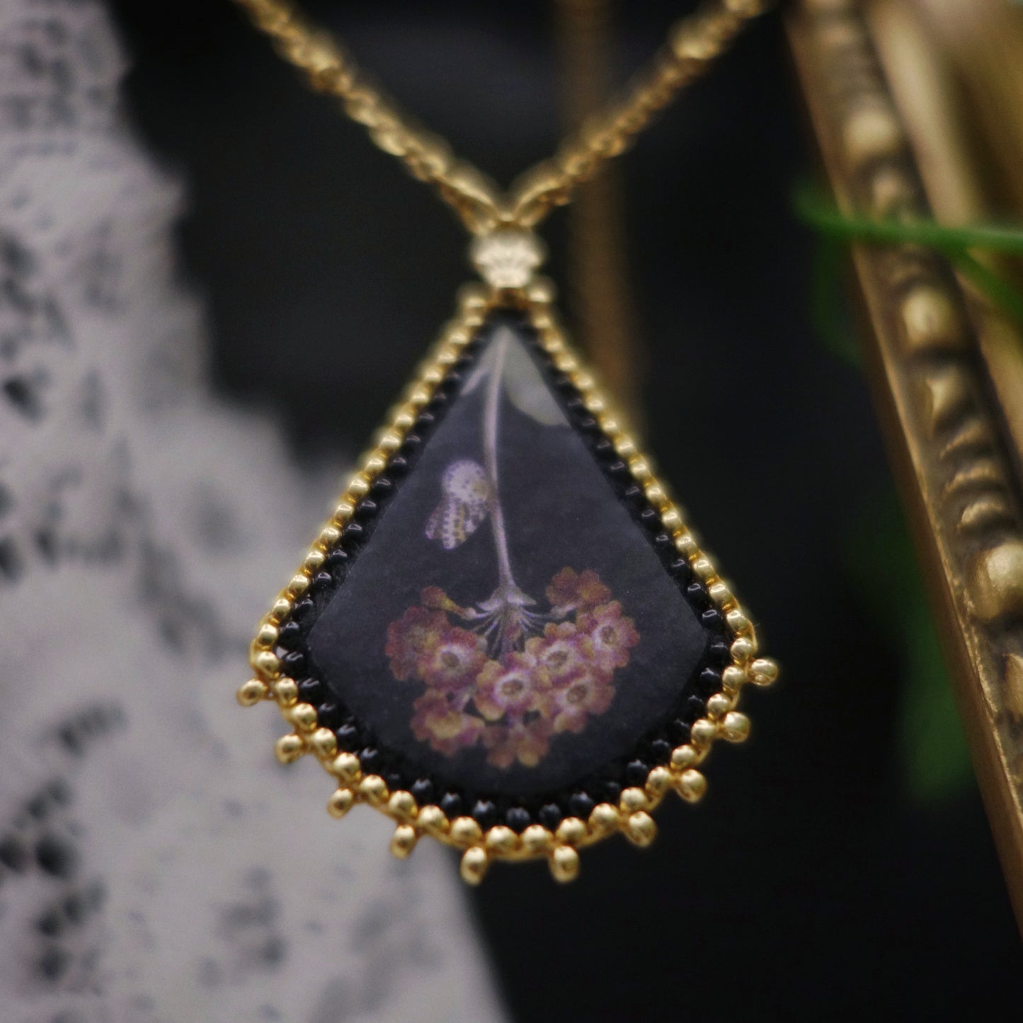 Collier fleur et papillon