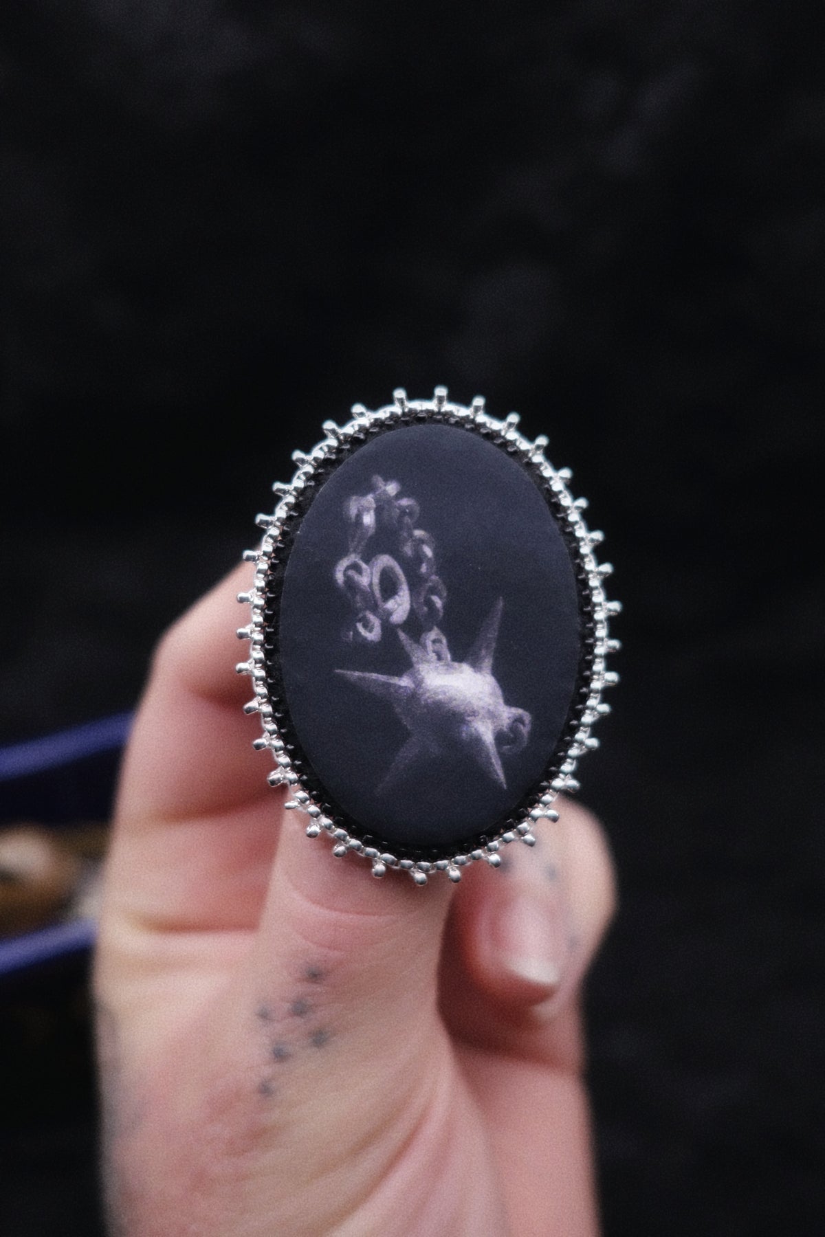 Broche fléau