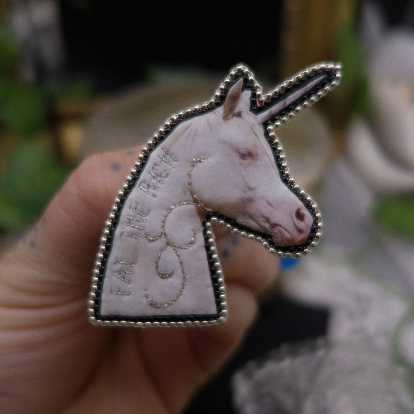 Broche licorne "eat the rich"