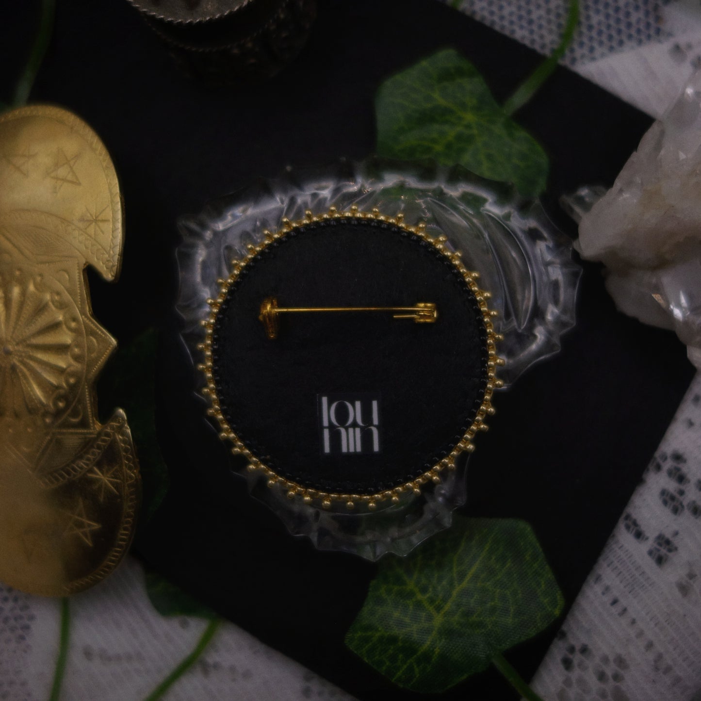 Broche crâne et mains -- vide atelier