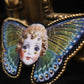 Broche poupée papillon