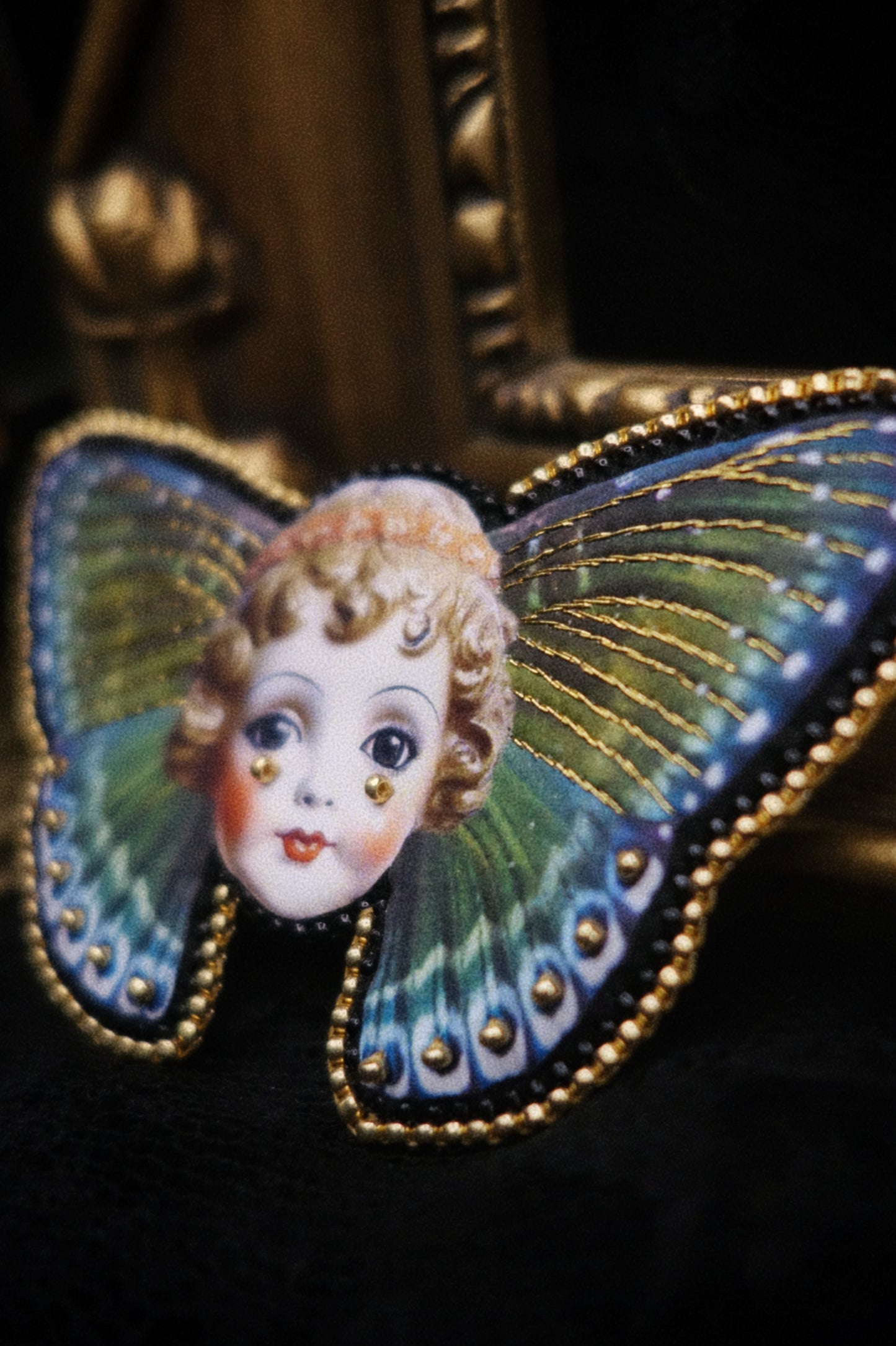 Broche poupée papillon