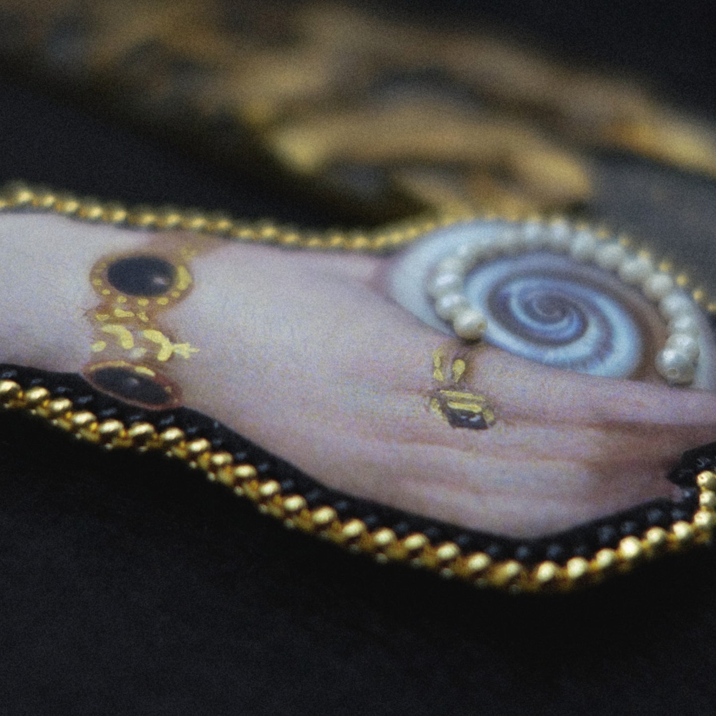 Broche main et coquillage