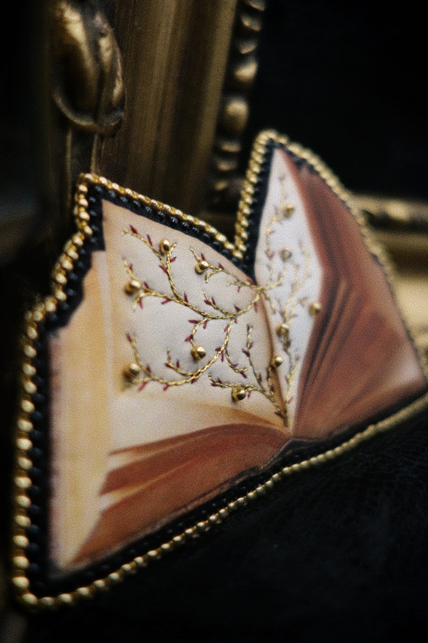 Broche livre