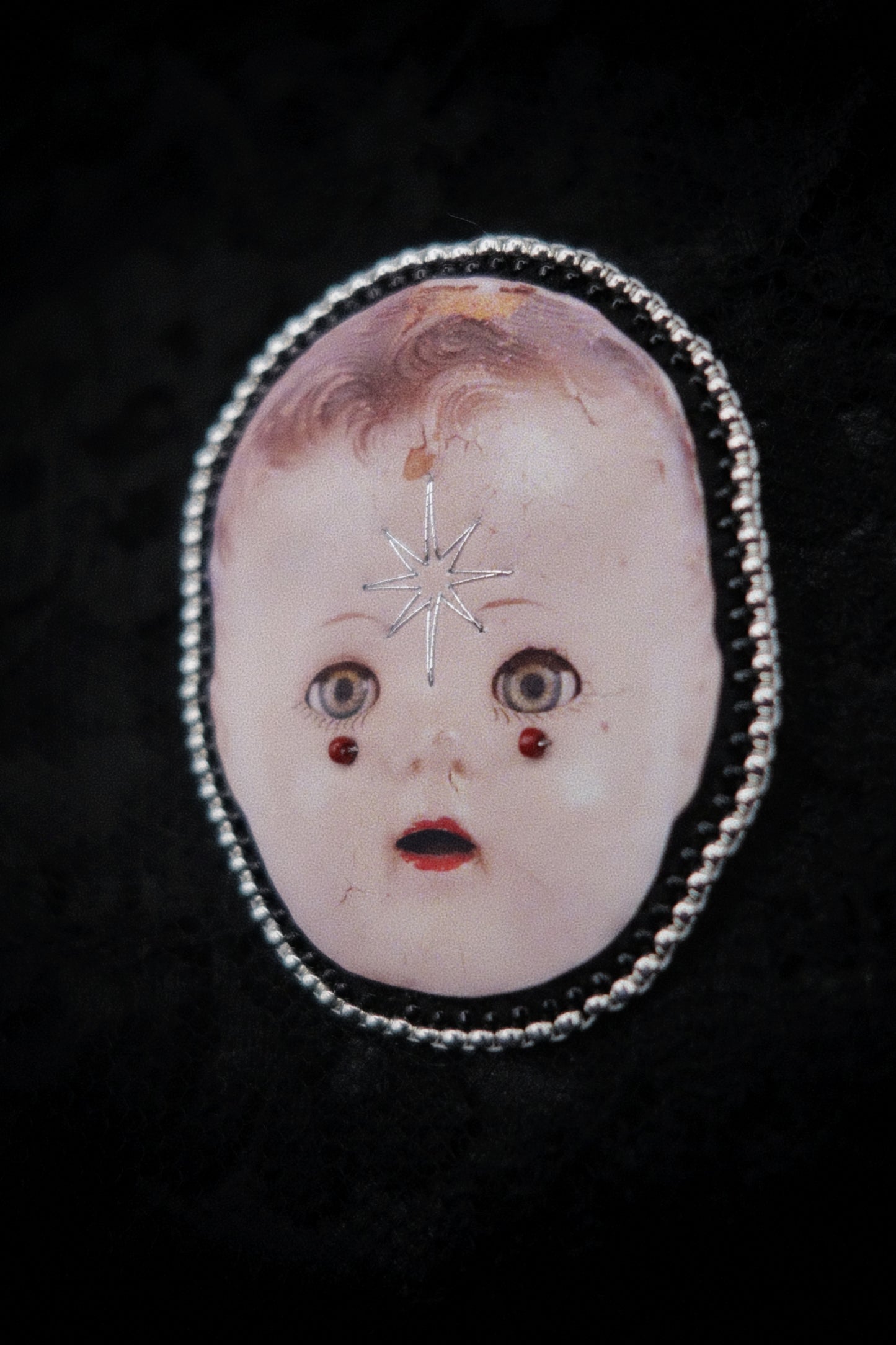 Broche tête de poupée
