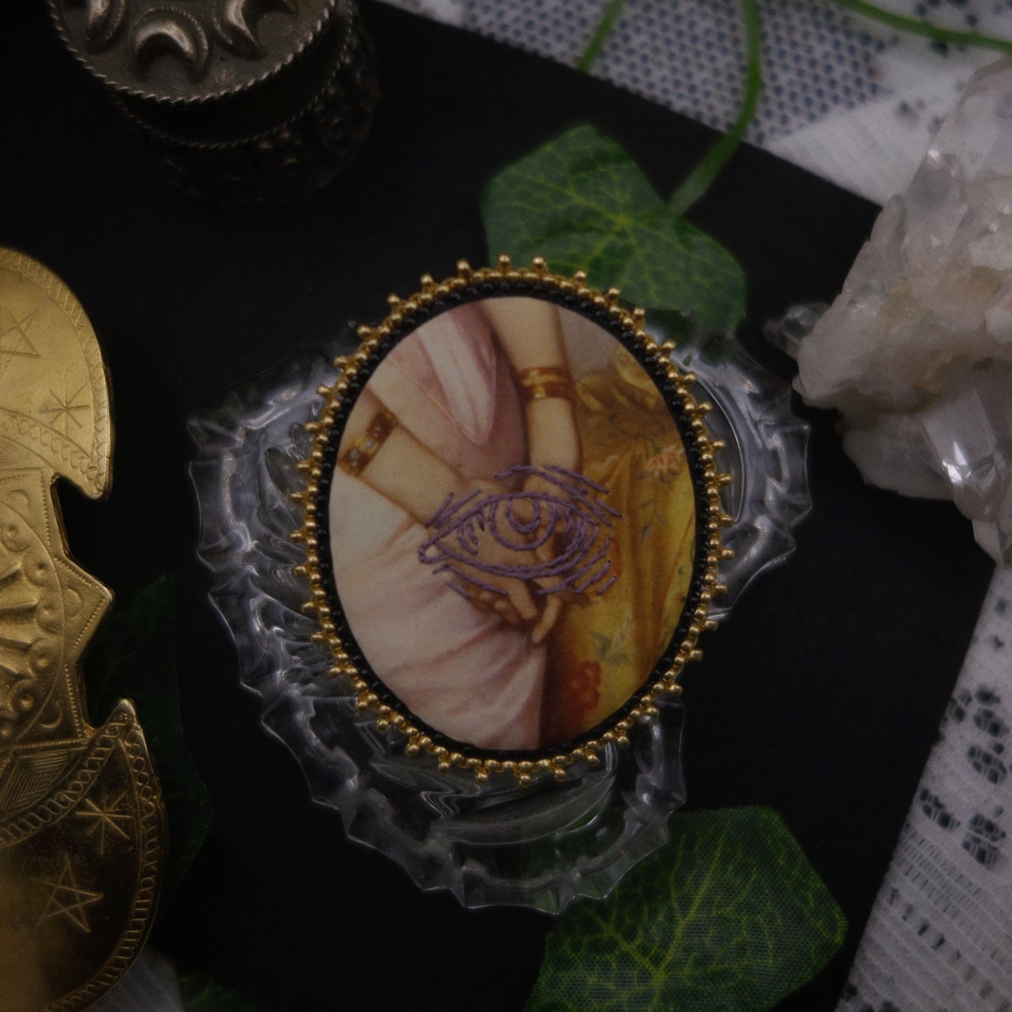 Broche œil et mains -- vide atelier