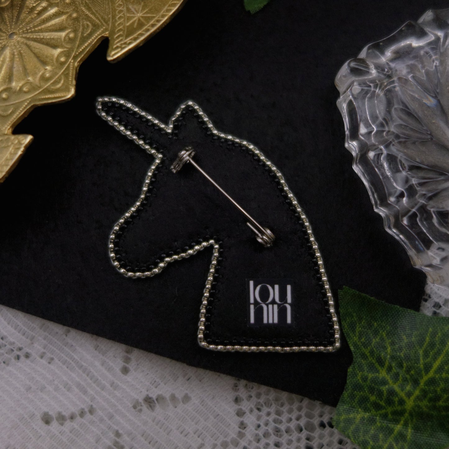 Broche licorne "eat the rich"