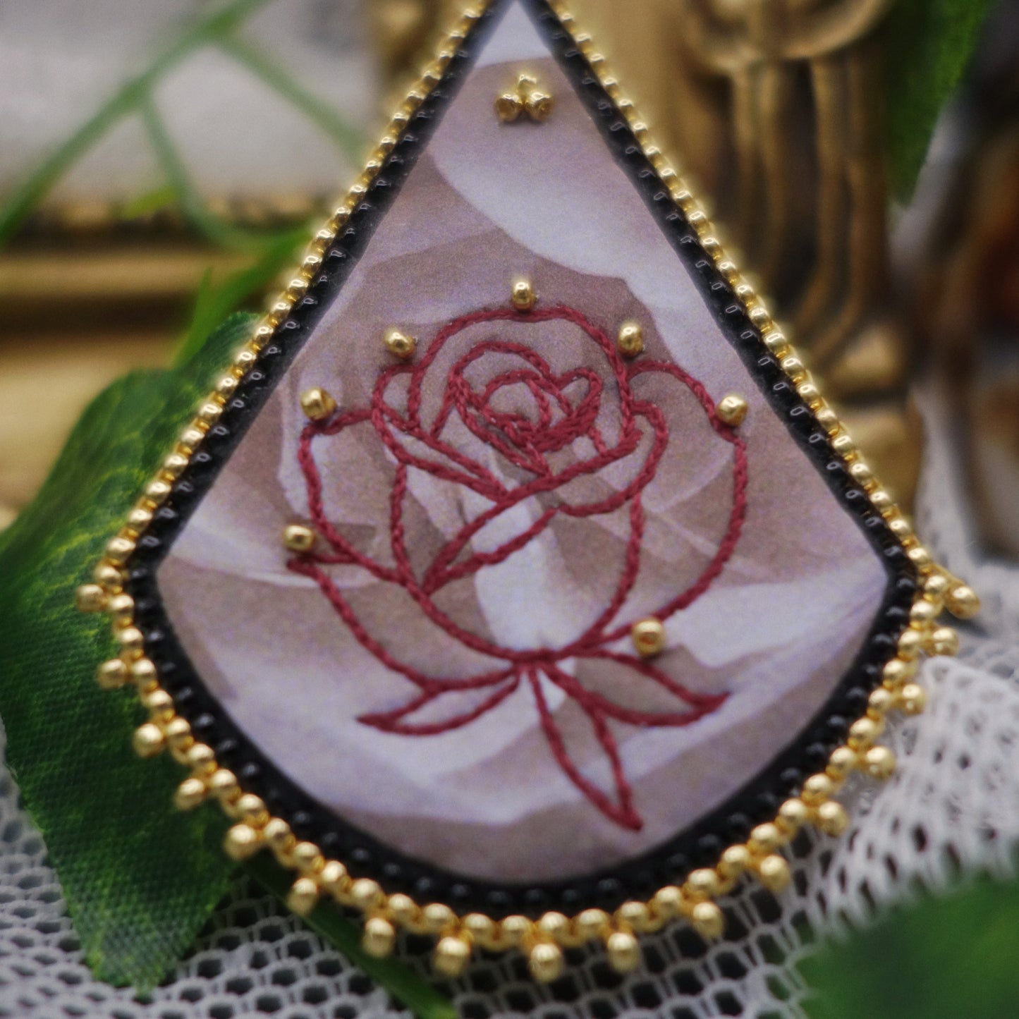 Broche rose -- vide atelier