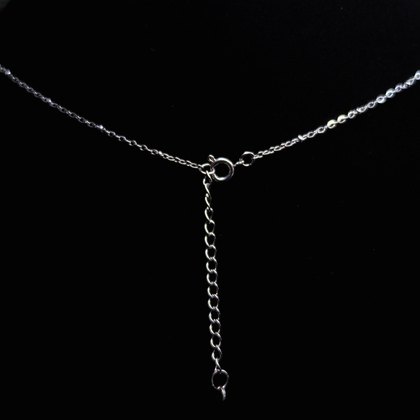 Collier main et fleurs en demi-lune