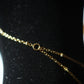 Collier soleil et mains