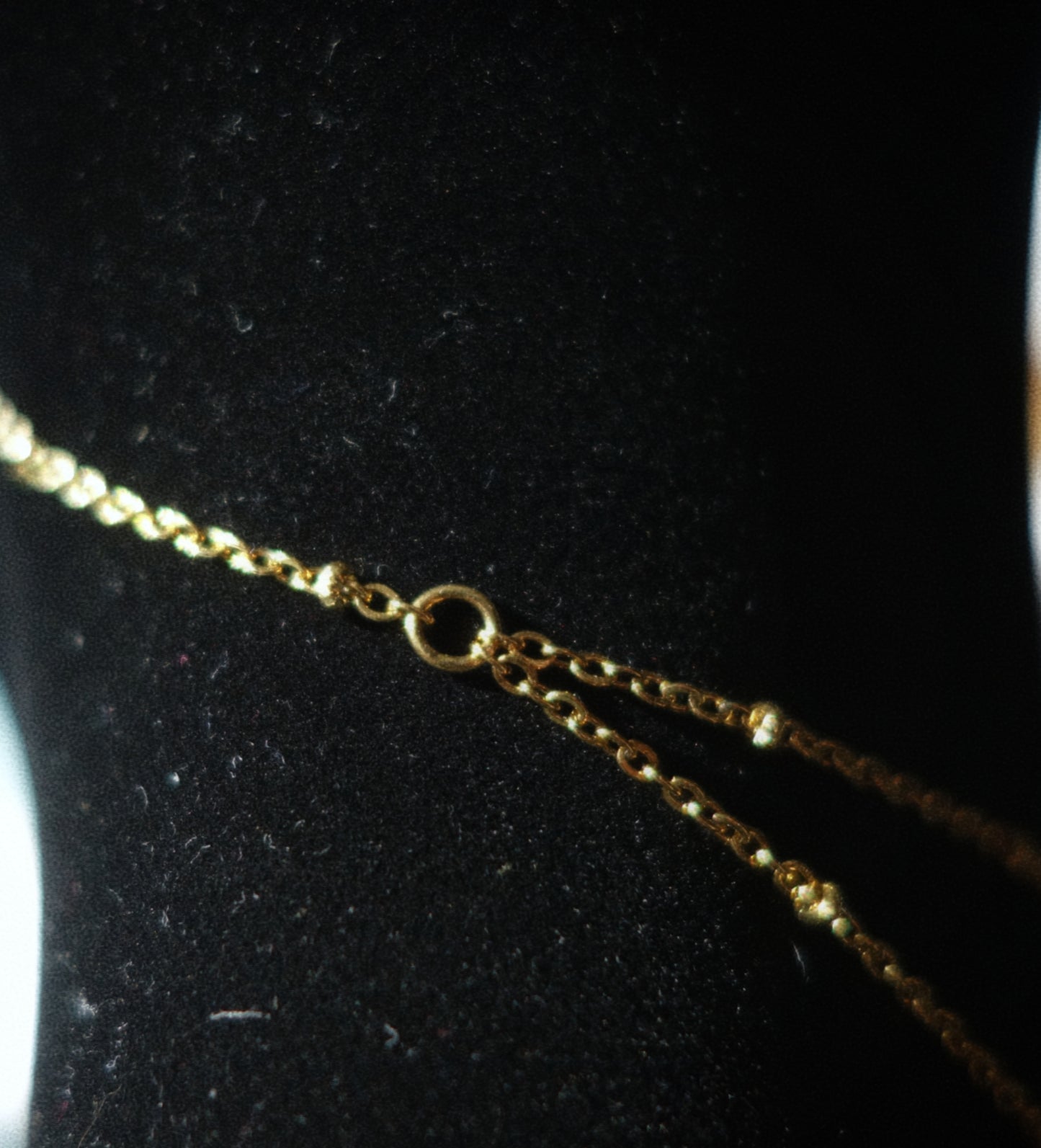 Collier soleil et mains