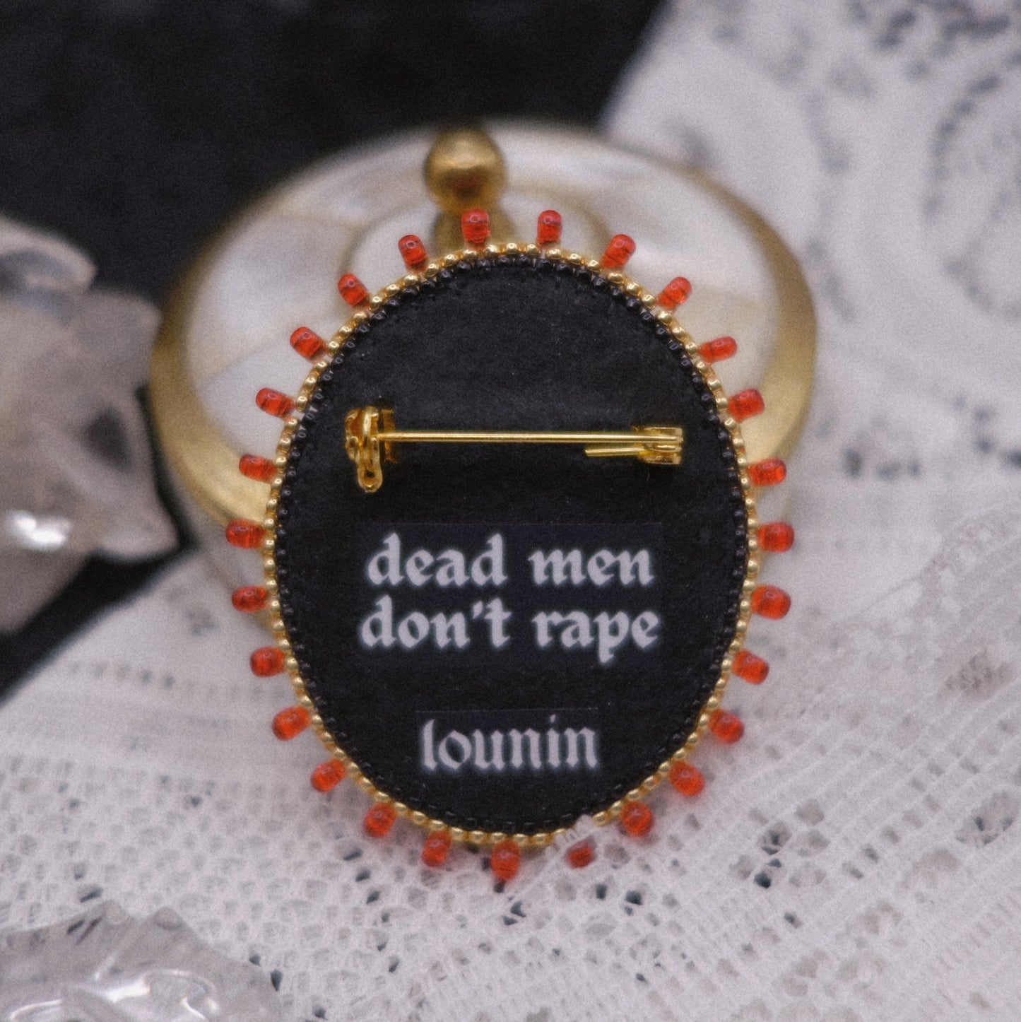 Broche tête coupée -- vide atelier