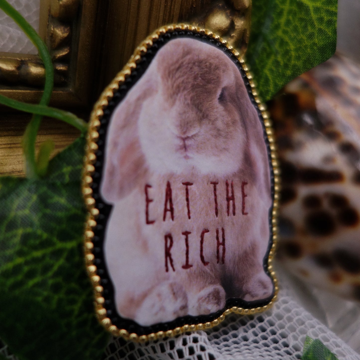 Broche "eat the rich"