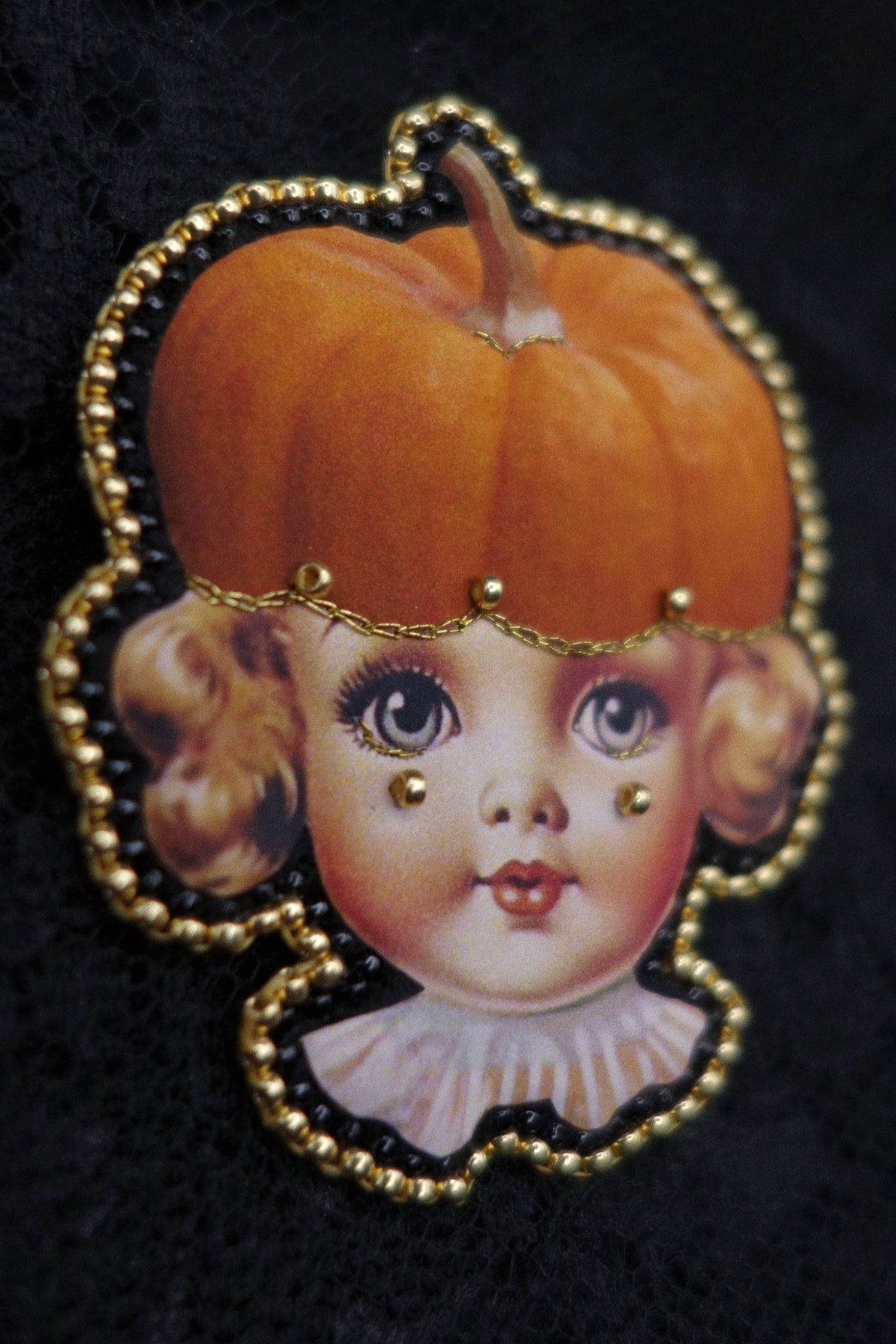 Broche tête de poupée citrouille