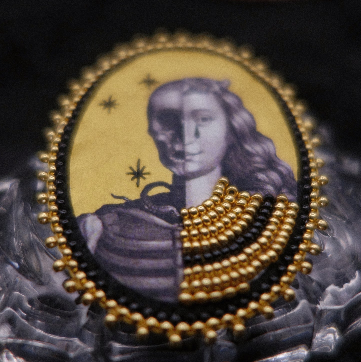 Broche gravure
