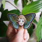 Broche poupée papillon