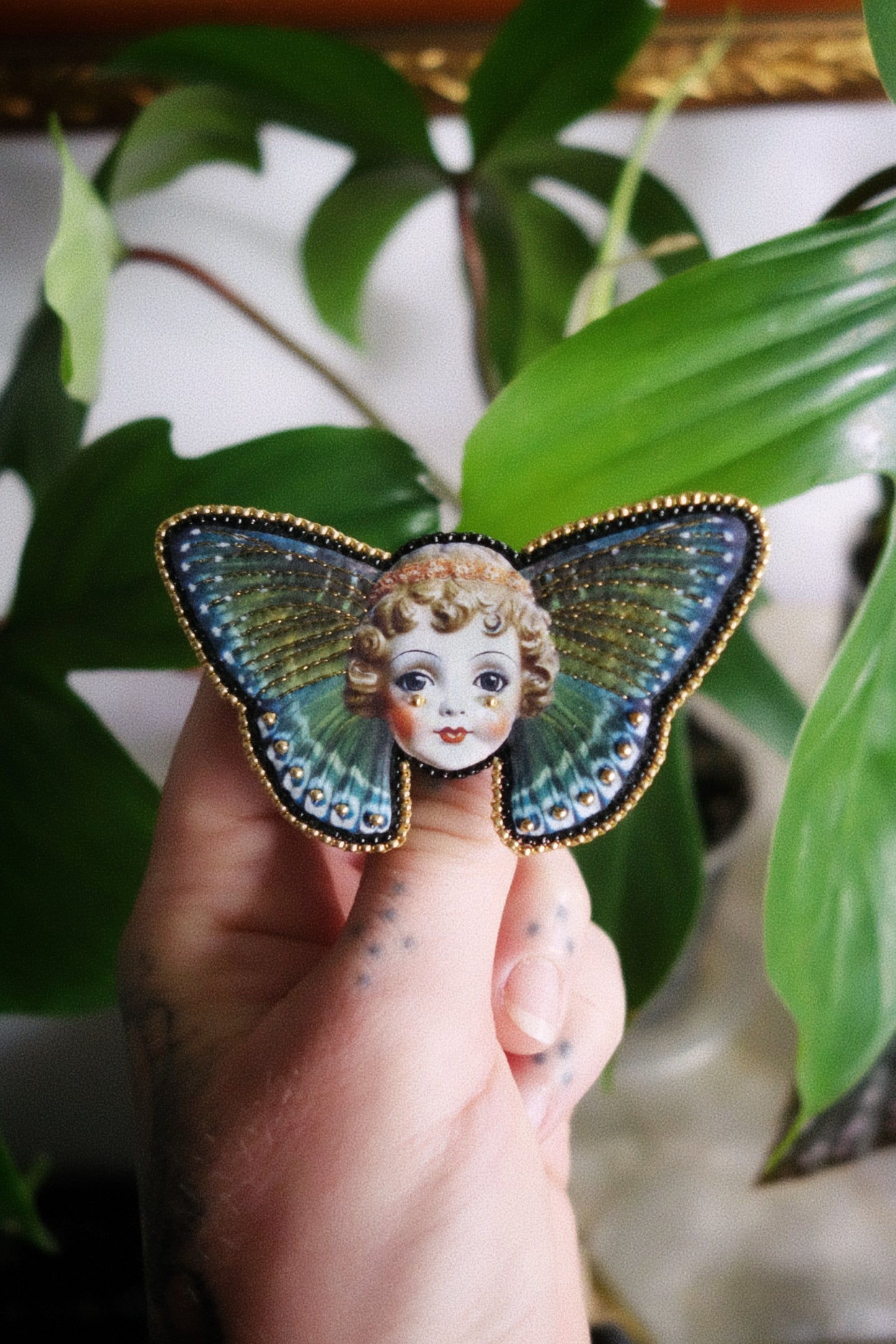 Broche poupée papillon