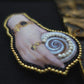 Broche main et coquillage