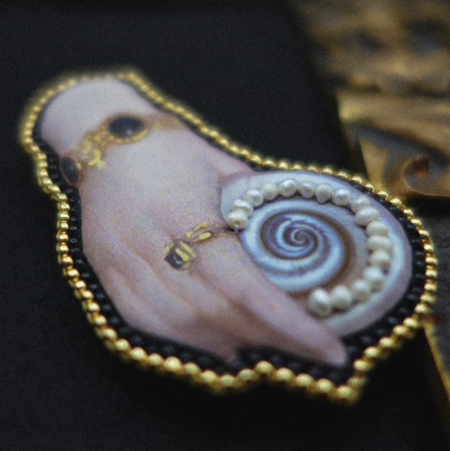 Broche main et coquillage