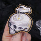 Broche memento mori