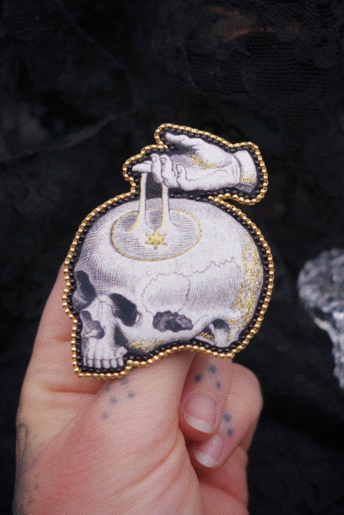 Broche memento mori