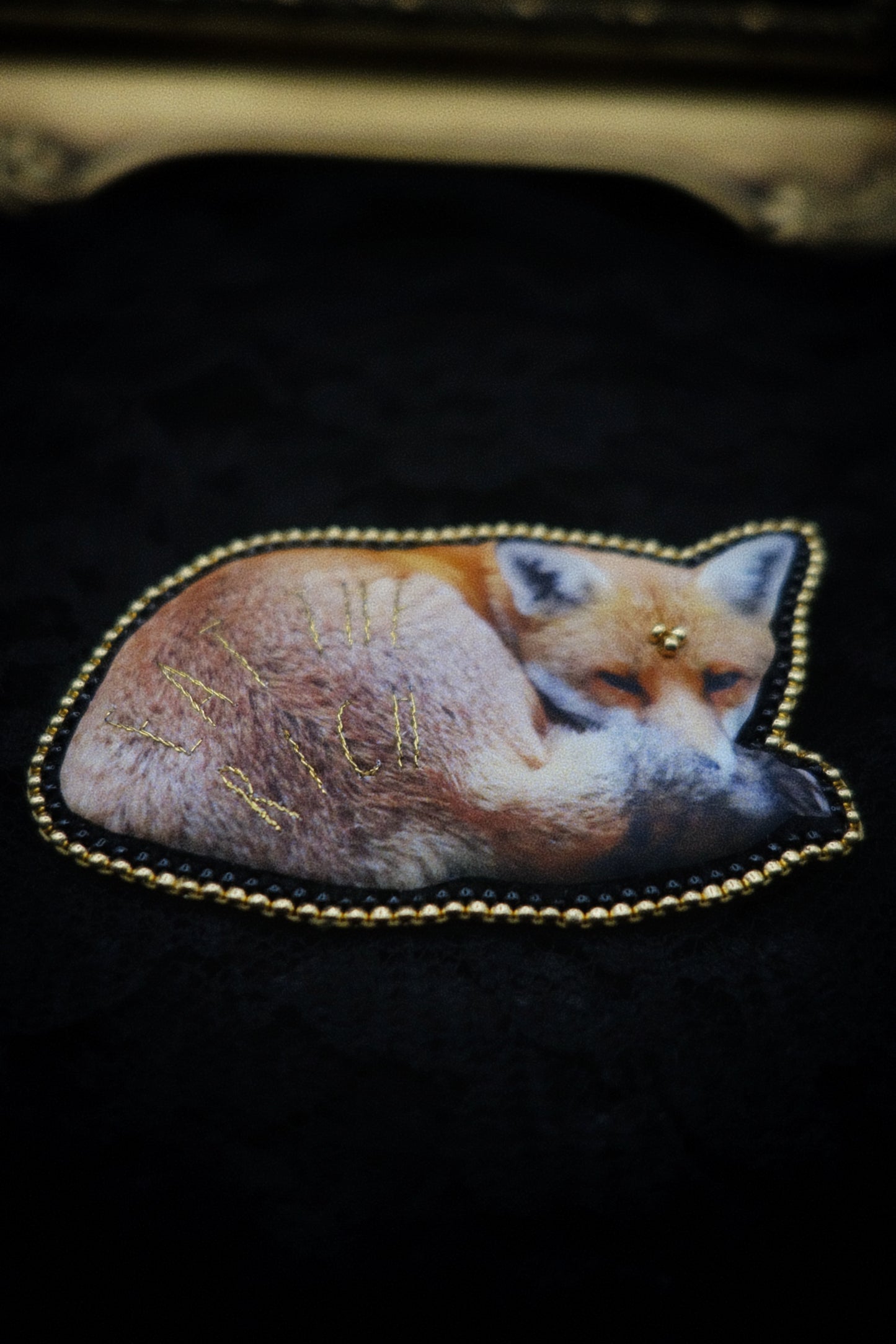 Broche renard "eat the rich"