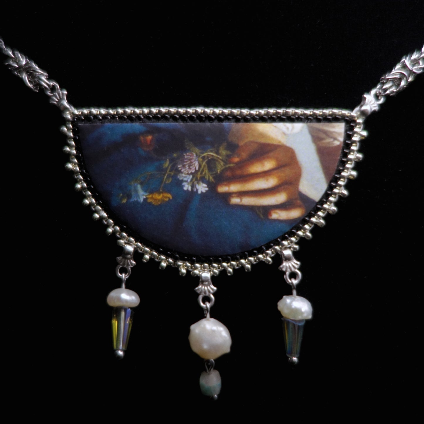 Collier main et fleurs en demi-lune