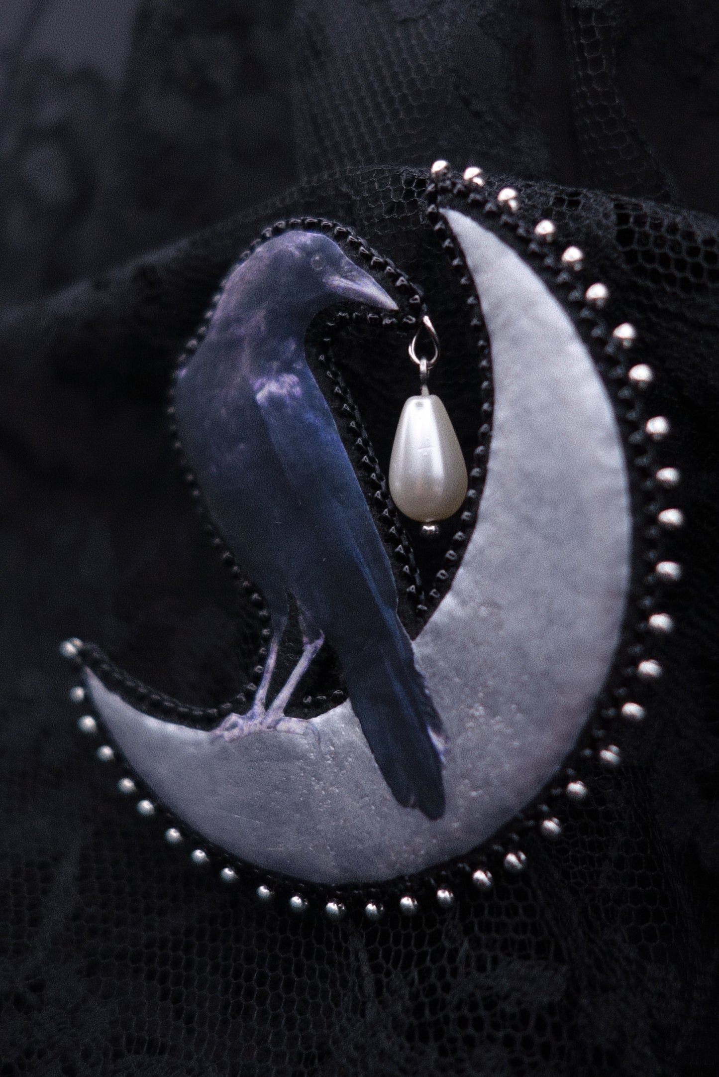 Broche corbeau sur la lune